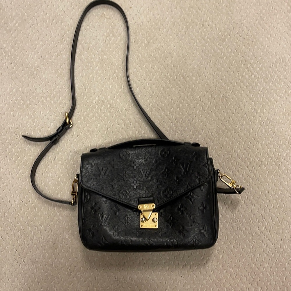 Louis Vuitton “pochette Métis “crossbody in black leather